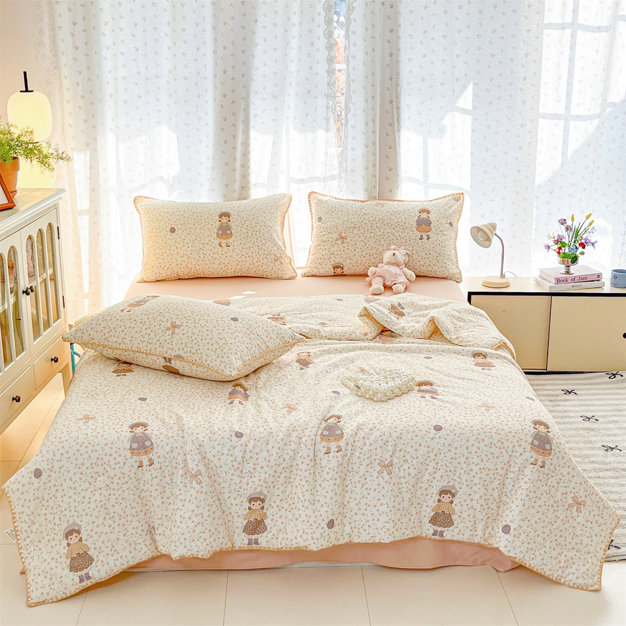 91家纺网 家纺一手货源 找家纺 盛秋家纺 2026新款三角针水洗棉贝壳边印花夏被系列 甜美女孩+奶茶