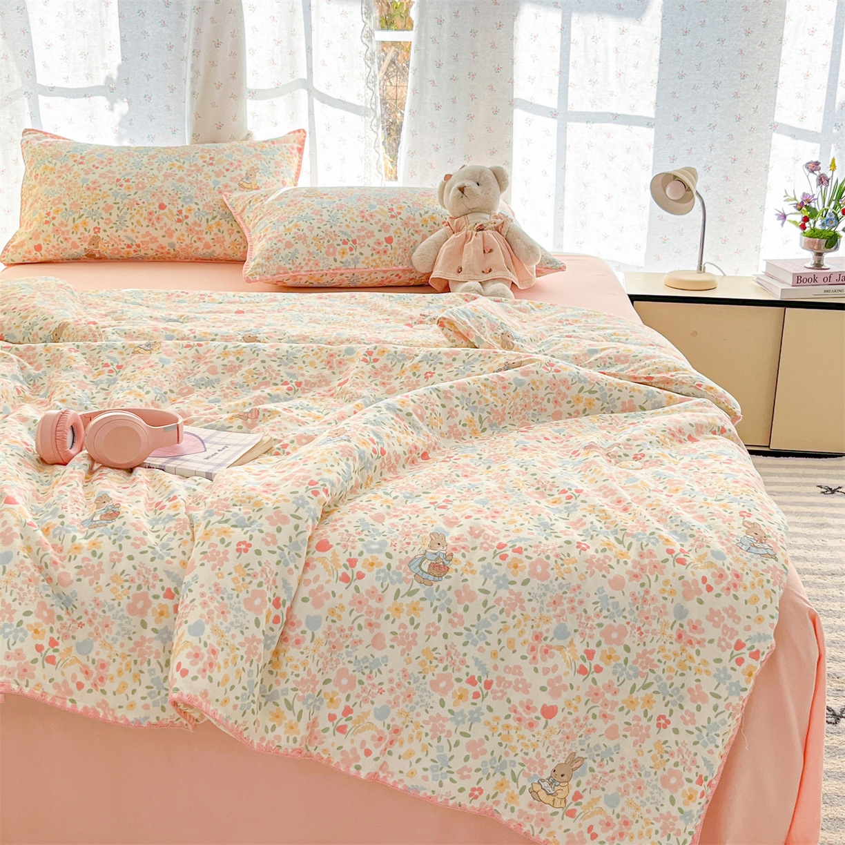 91家纺网 家纺一手货源 找家纺 盛秋家纺 2026新款三角针水洗棉贝壳边印花夏被系列 花园兔+奶油粉