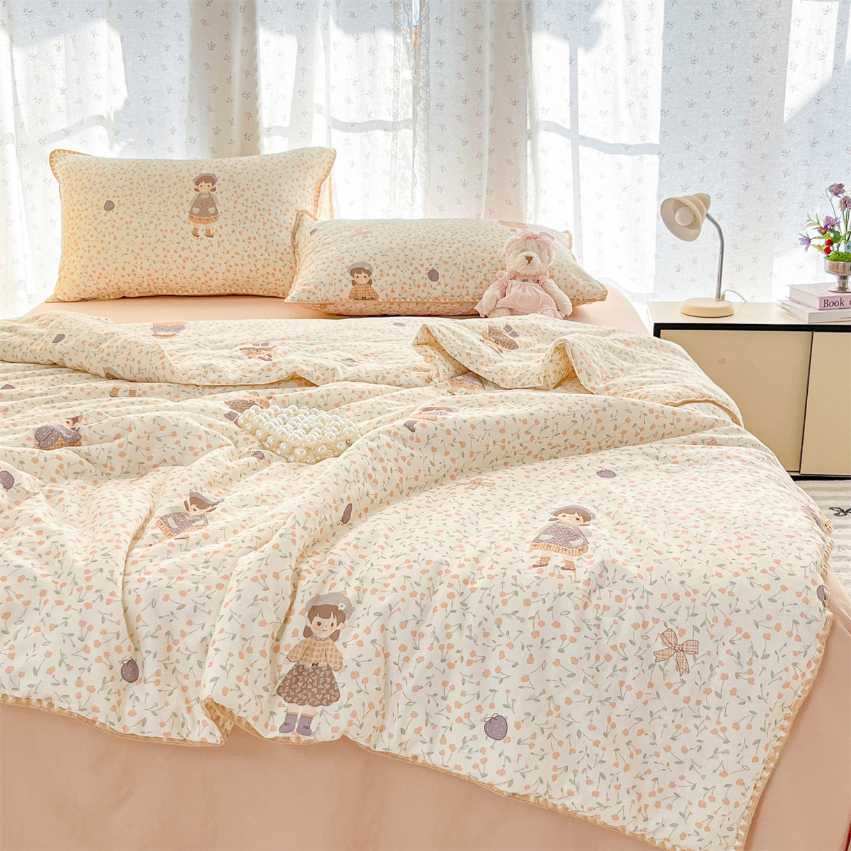 91家纺网 家纺一手货源 找家纺 盛秋家纺 2026新款三角针水洗棉贝壳边印花夏被系列 甜美女孩+奶茶