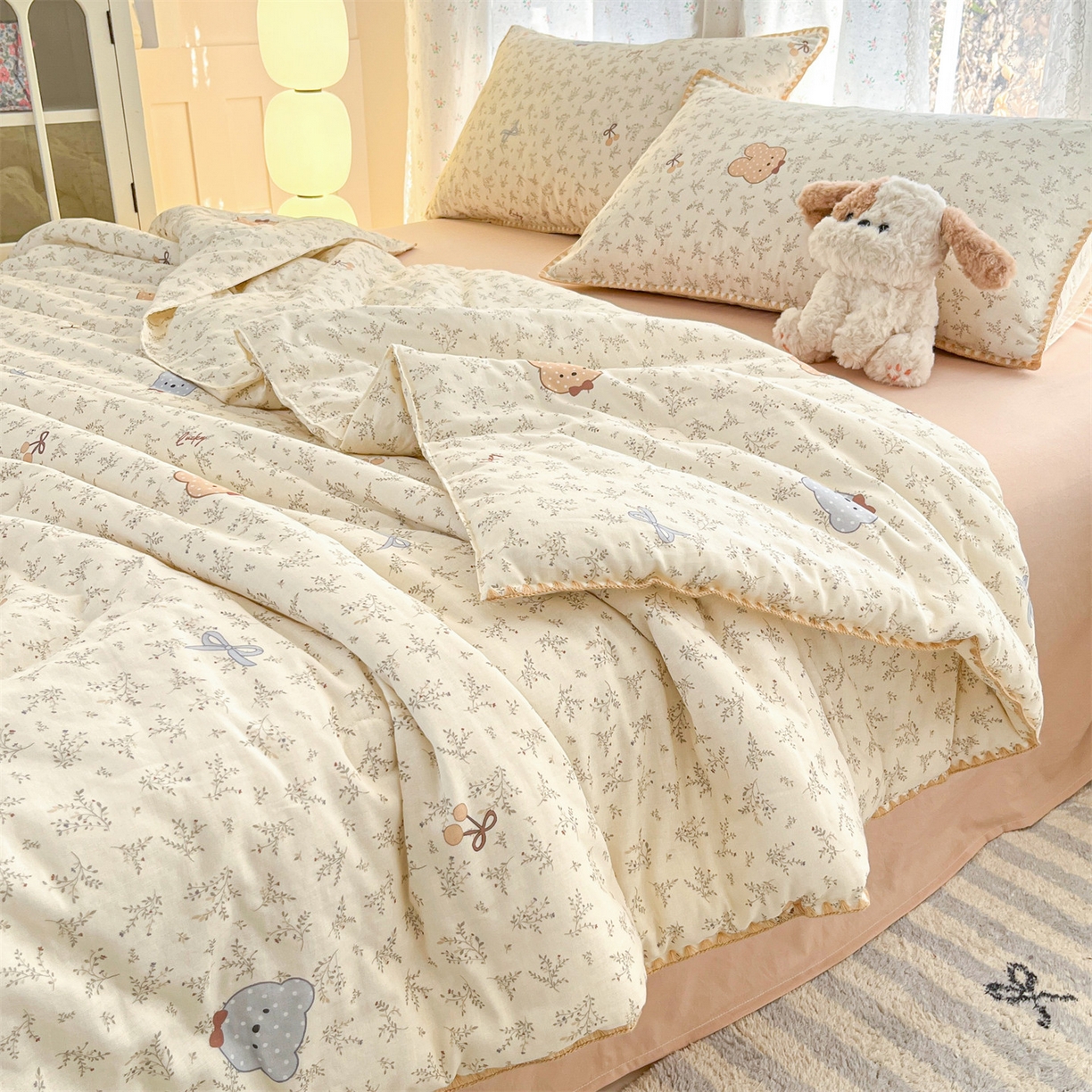 91家纺网 家纺一手货源 找家纺 盛秋家纺 2026新款三角针水洗棉贝壳边印花夏被系列 花曼熊仔米+奶茶