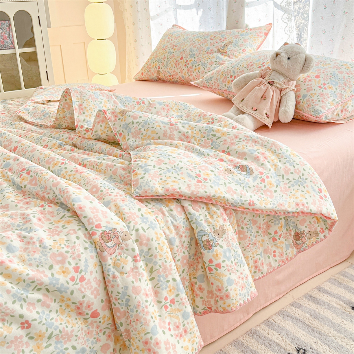 91家纺网 家纺一手货源 找家纺 盛秋家纺 2026新款三角针水洗棉贝壳边印花夏被系列 花园兔+奶油粉