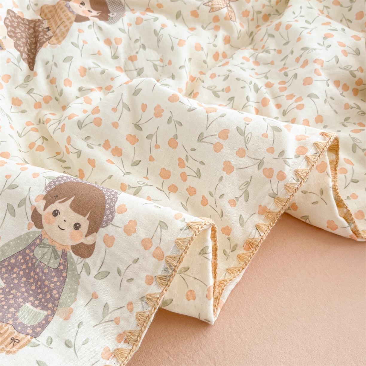 91家纺网 家纺一手货源 找家纺 盛秋家纺 2026新款三角针水洗棉贝壳边印花夏被系列 甜美女孩+奶茶