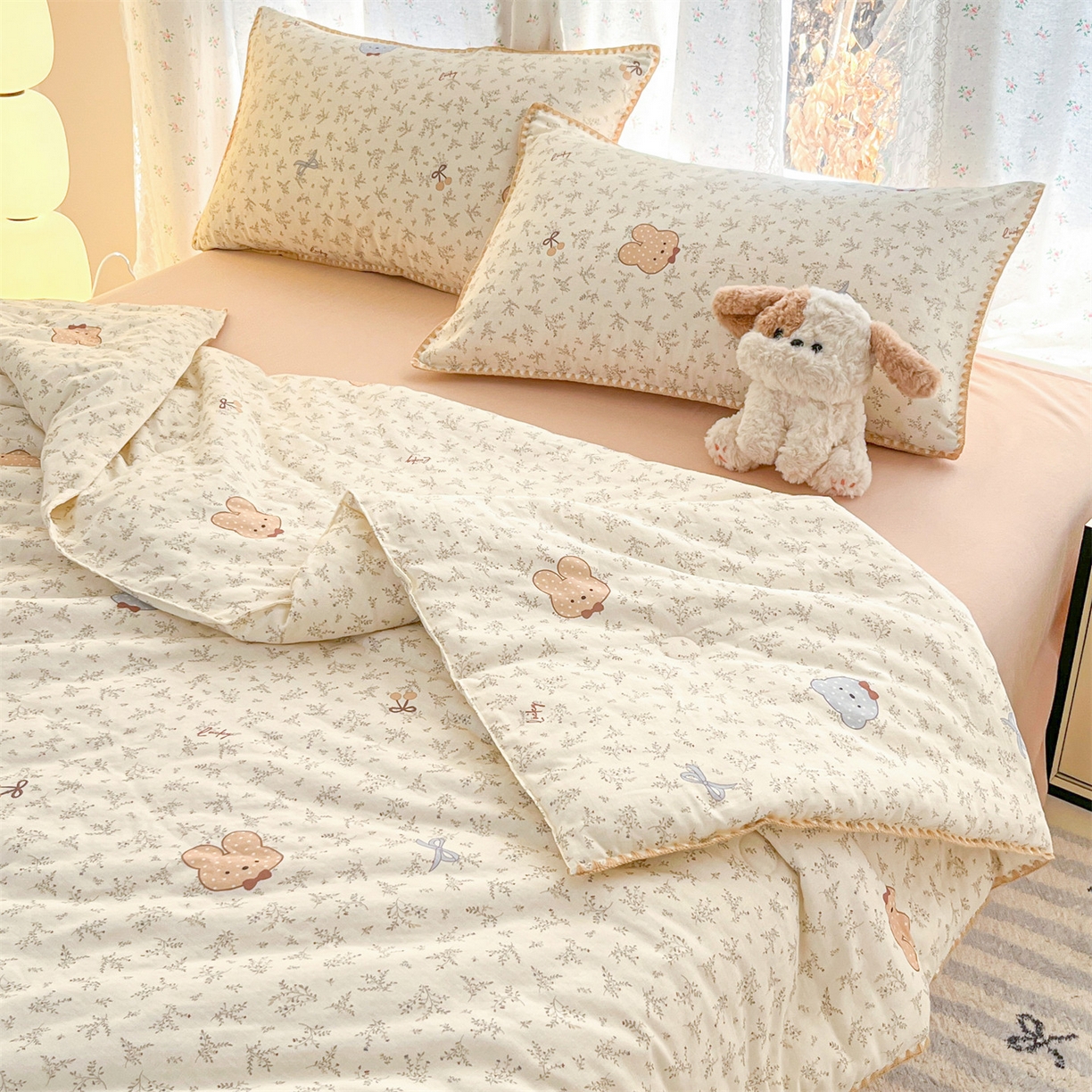 91家纺网 家纺一手货源 找家纺 盛秋家纺 2026新款三角针水洗棉贝壳边印花夏被系列 花曼熊仔米+奶茶