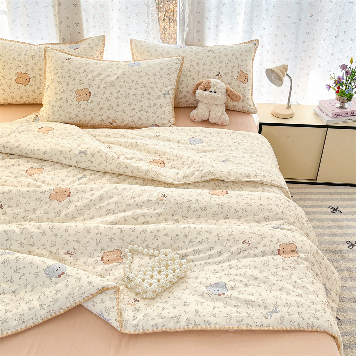 91家纺网 家纺一手货源 找家纺 盛秋家纺 2026新款三角针水洗棉贝壳边印花夏被系列 花曼熊仔米+奶茶