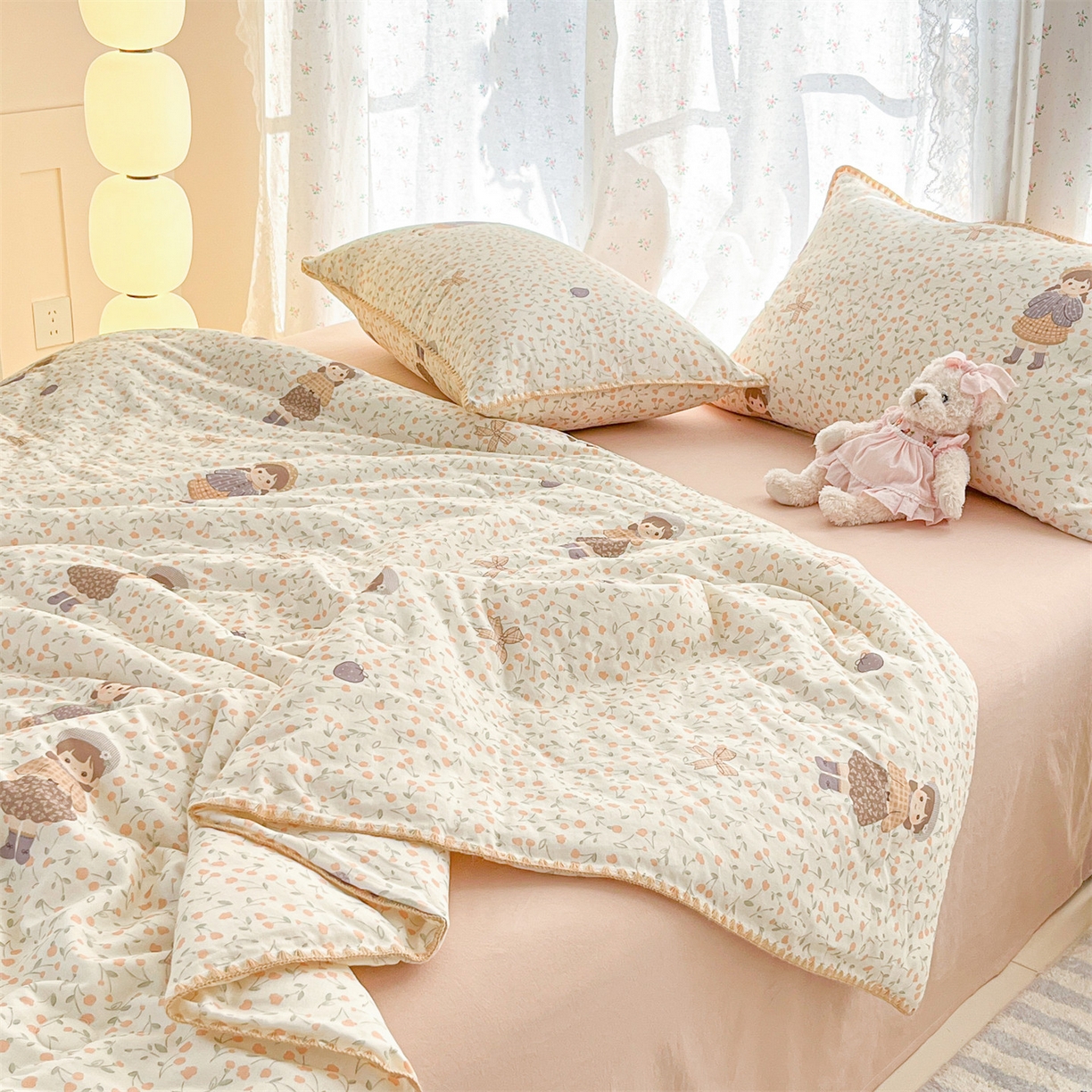 91家纺网 家纺一手货源 找家纺 盛秋家纺 2026新款三角针水洗棉贝壳边印花夏被系列 甜美女孩+奶茶