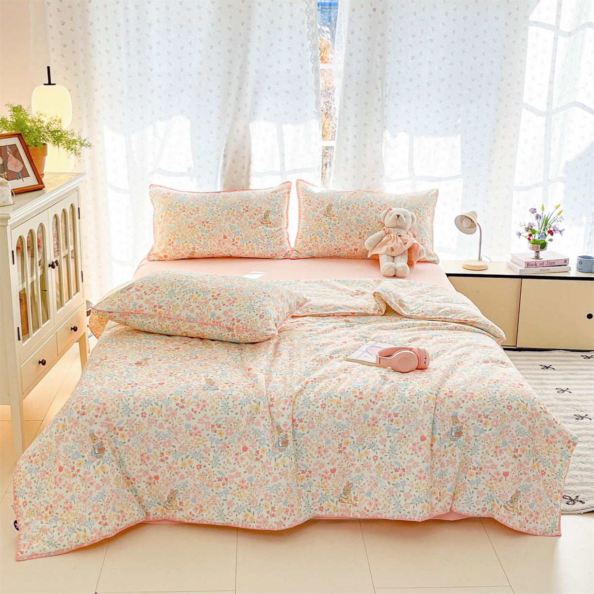 91家纺网 家纺一手货源 找家纺 盛秋家纺 2026新款三角针水洗棉贝壳边印花夏被系列 花园兔+奶油粉