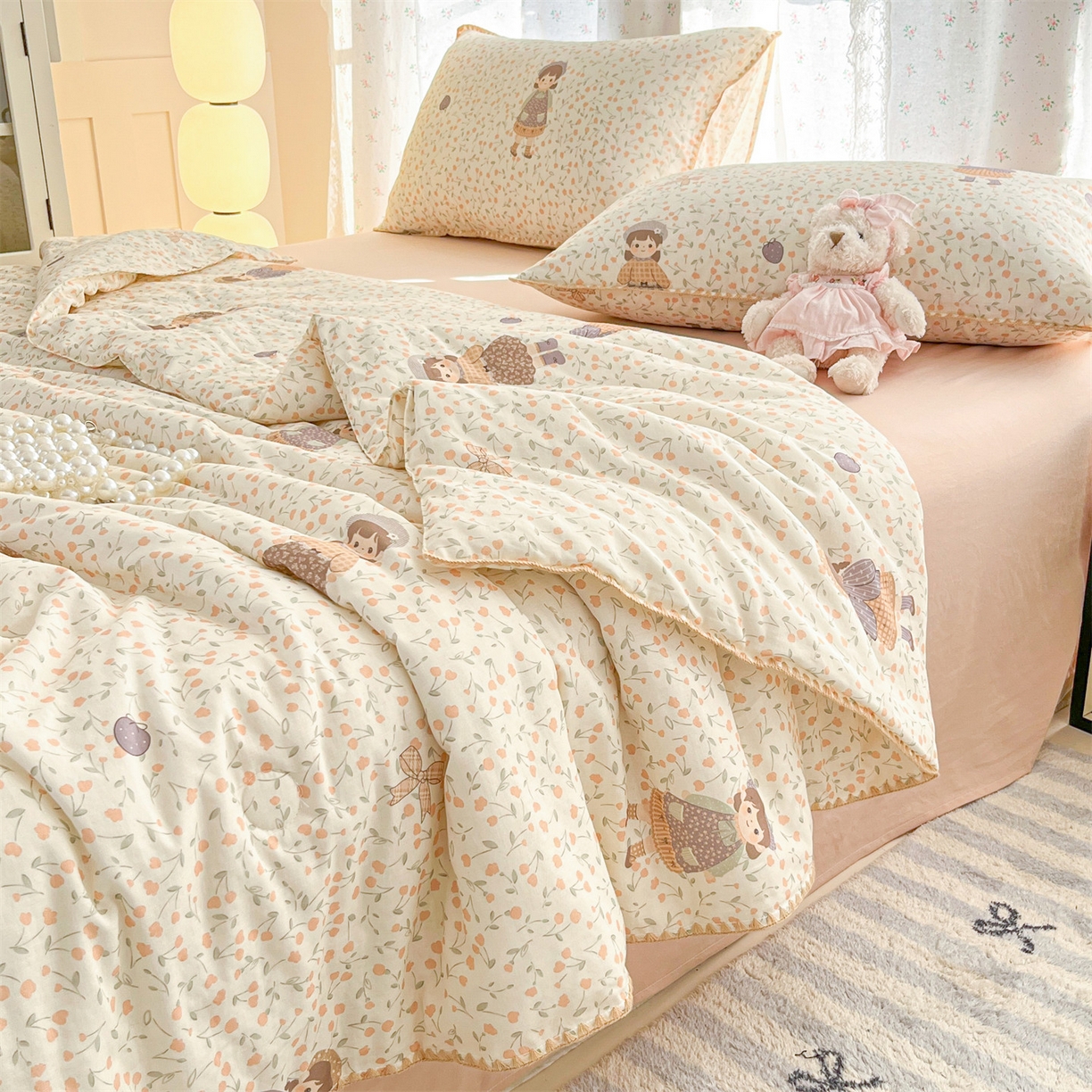 91家纺网 家纺一手货源 找家纺 盛秋家纺 2026新款三角针水洗棉贝壳边印花夏被系列 甜美女孩+奶茶