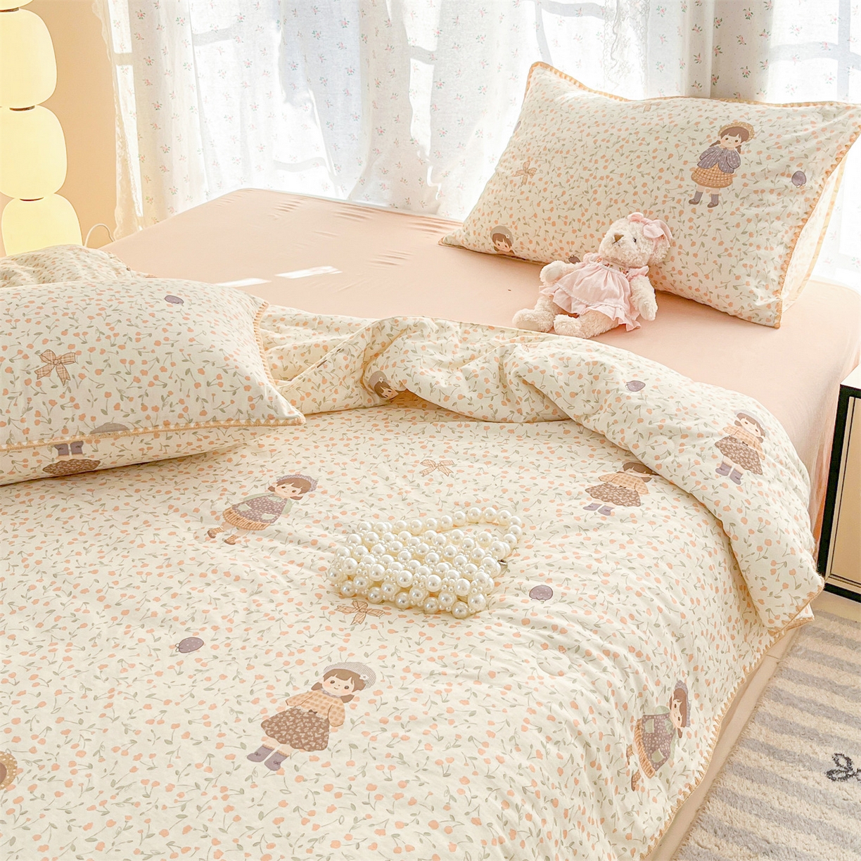 91家纺网 家纺一手货源 找家纺 盛秋家纺 2026新款三角针水洗棉贝壳边印花夏被系列 甜美女孩+奶茶