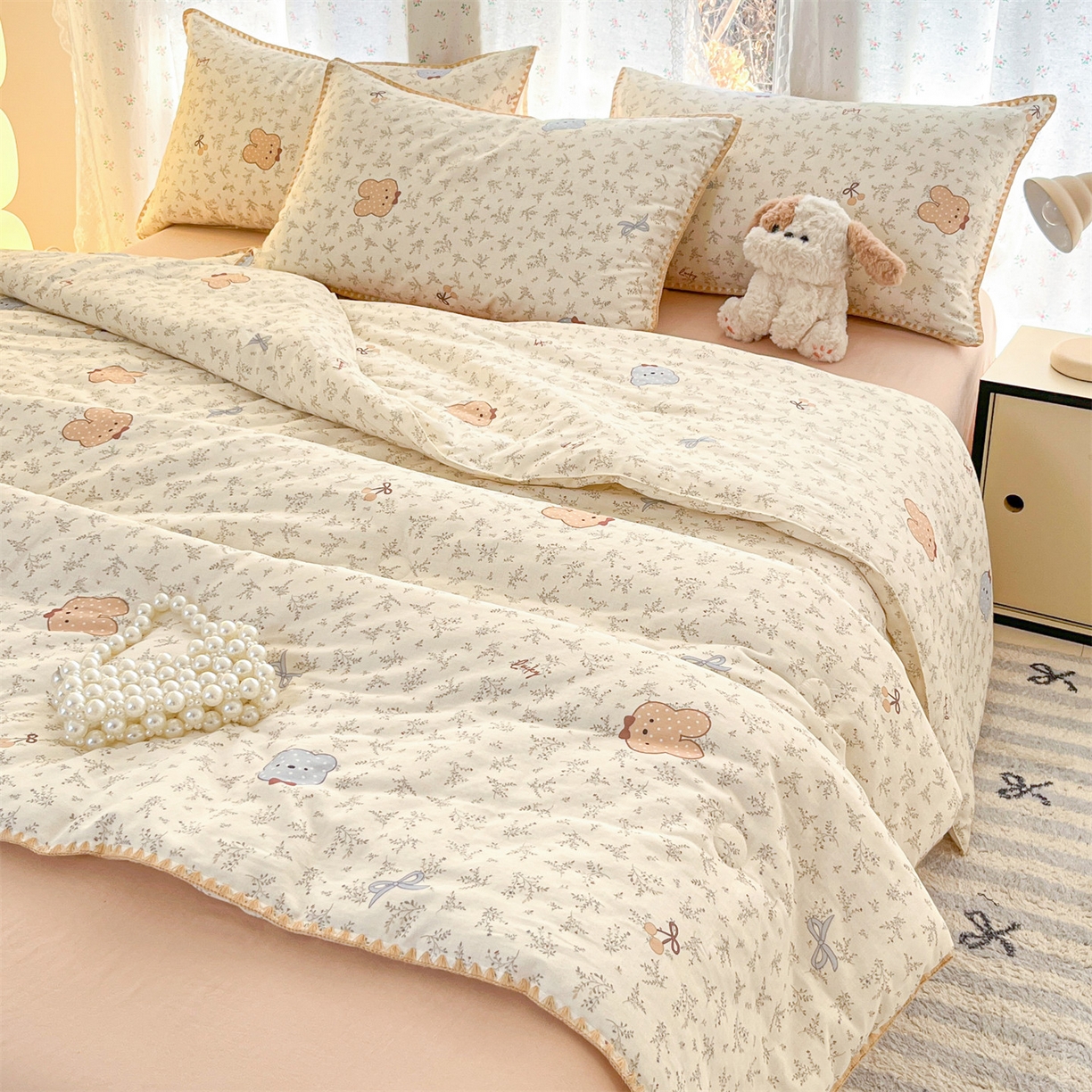 91家纺网 家纺一手货源 找家纺 盛秋家纺 2026新款三角针水洗棉贝壳边印花夏被系列 花曼熊仔米+奶茶