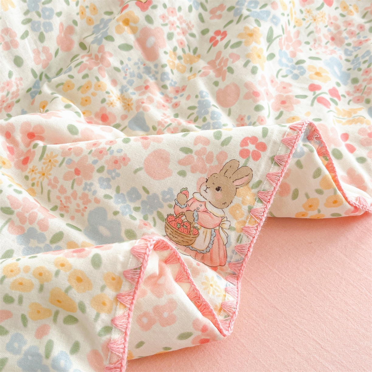 91家纺网 家纺一手货源 找家纺 盛秋家纺 2026新款三角针水洗棉贝壳边印花夏被系列 花园兔+奶油粉