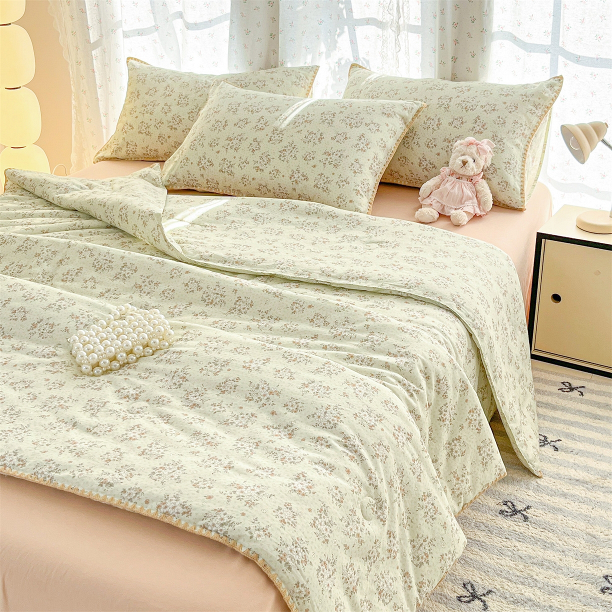 91家纺网 家纺一手货源 找家纺 盛秋家纺 2026新款三角针水洗棉贝壳边印花夏被系列 花梦里+奶茶