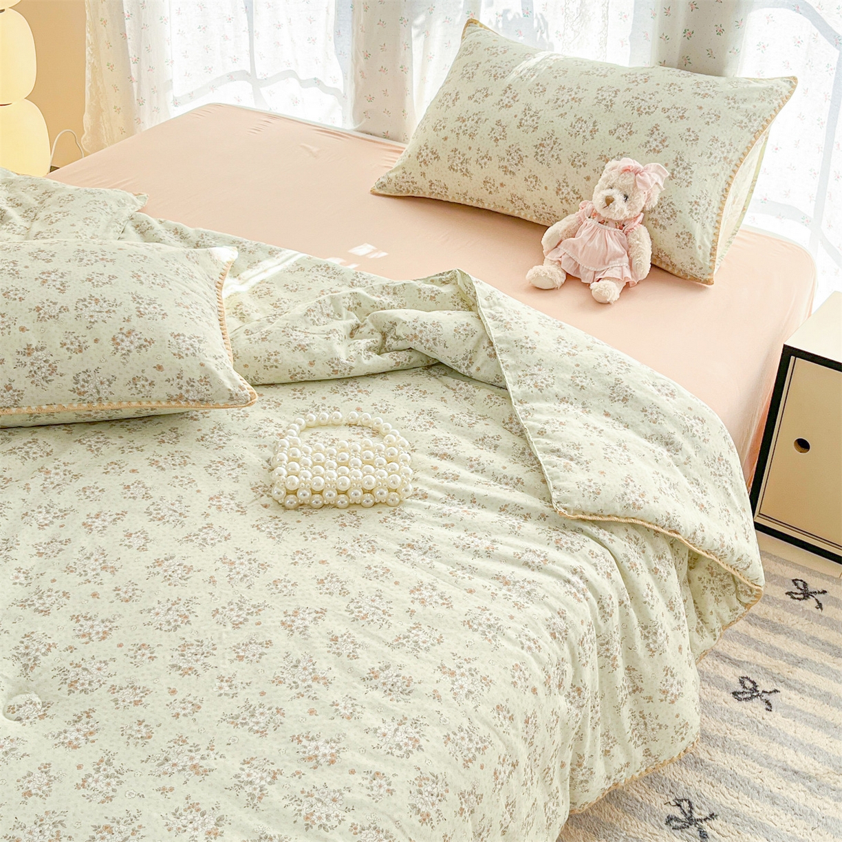 91家纺网 家纺一手货源 找家纺 盛秋家纺 2026新款三角针水洗棉贝壳边印花夏被系列 花梦里+奶茶