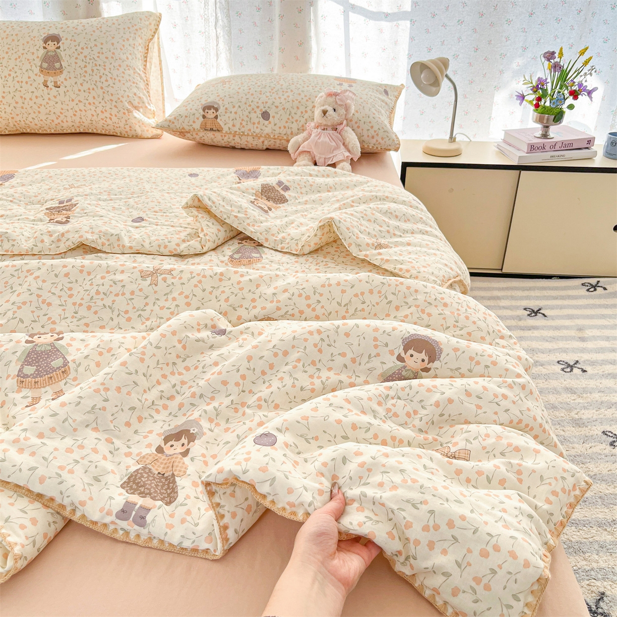 91家纺网 家纺一手货源 找家纺 盛秋家纺 2026新款三角针水洗棉贝壳边印花夏被系列 甜美女孩+奶茶