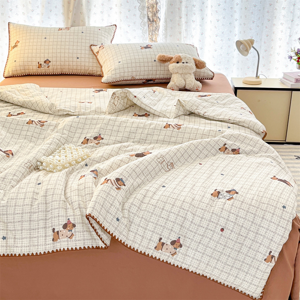 91家纺网 家纺一手货源 找家纺 盛秋家纺 2026新款三角针水洗棉贝壳边印花夏被系列 格子小狗+太妃糖