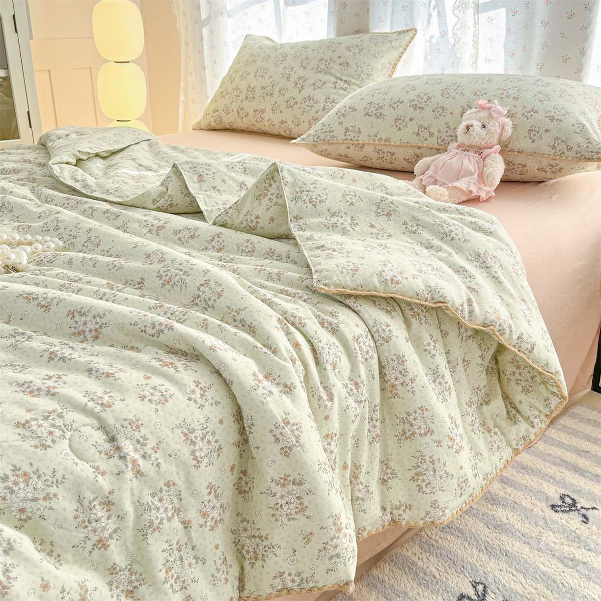 91家纺网 家纺一手货源 找家纺 盛秋家纺 2026新款三角针水洗棉贝壳边印花夏被系列 花梦里+奶茶