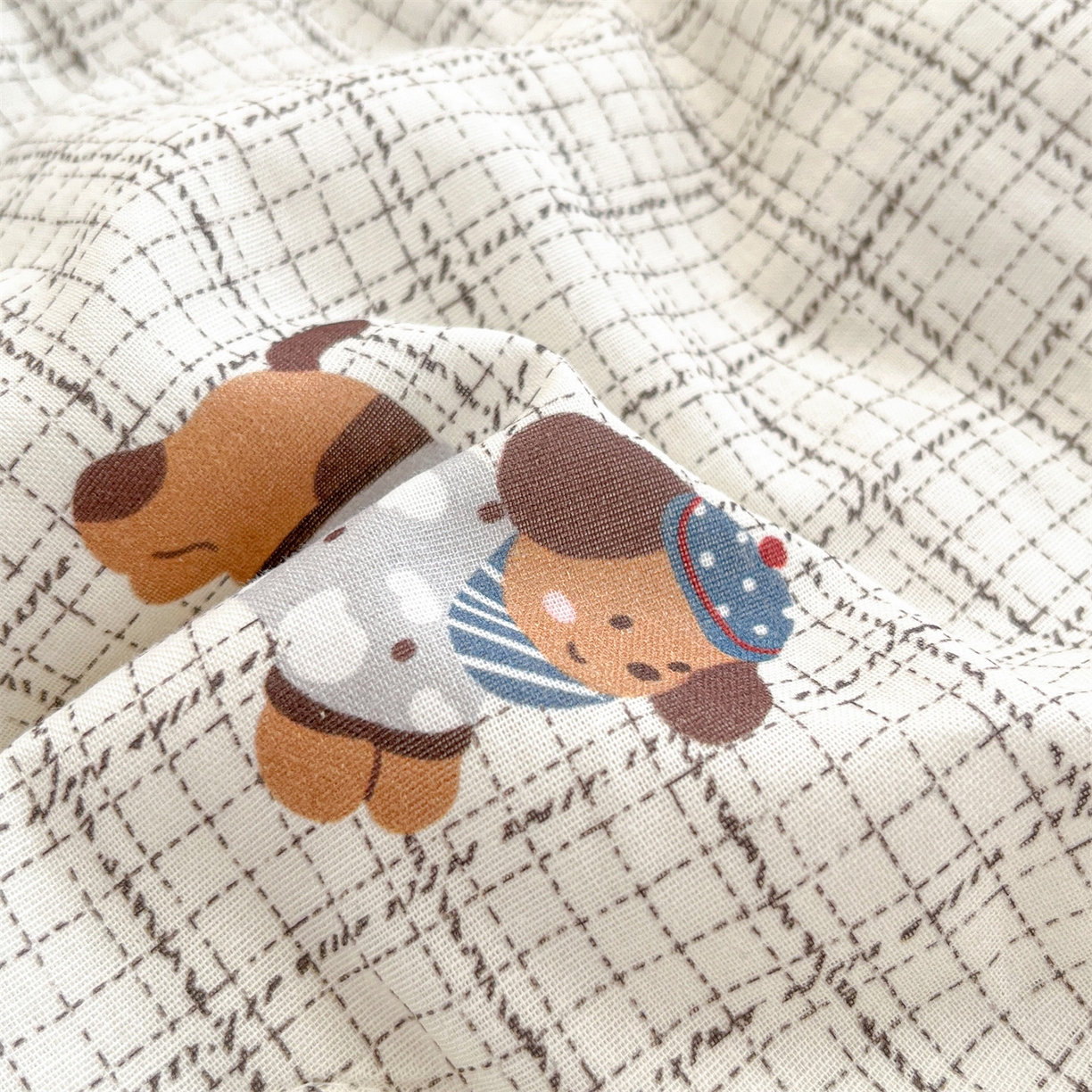 91家纺网 家纺一手货源 找家纺 盛秋家纺 2026新款三角针水洗棉贝壳边印花夏被系列 格子小狗+太妃糖