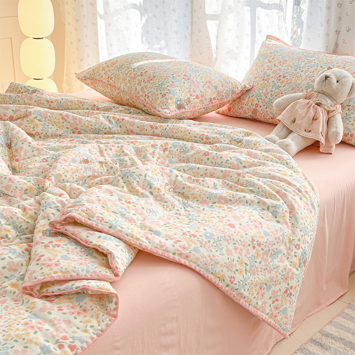 91家纺网 家纺一手货源 找家纺 盛秋家纺 2026新款三角针水洗棉贝壳边印花夏被系列 花园兔+奶油粉