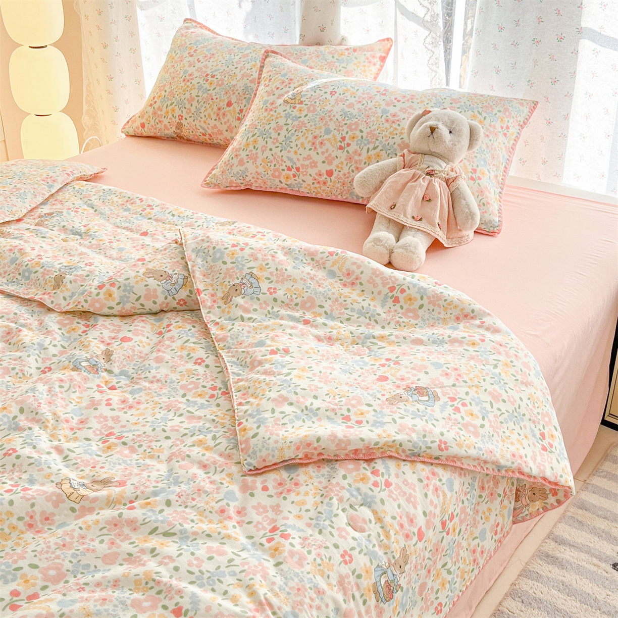 91家纺网 家纺一手货源 找家纺 盛秋家纺 2026新款三角针水洗棉贝壳边印花夏被系列 花园兔+奶油粉