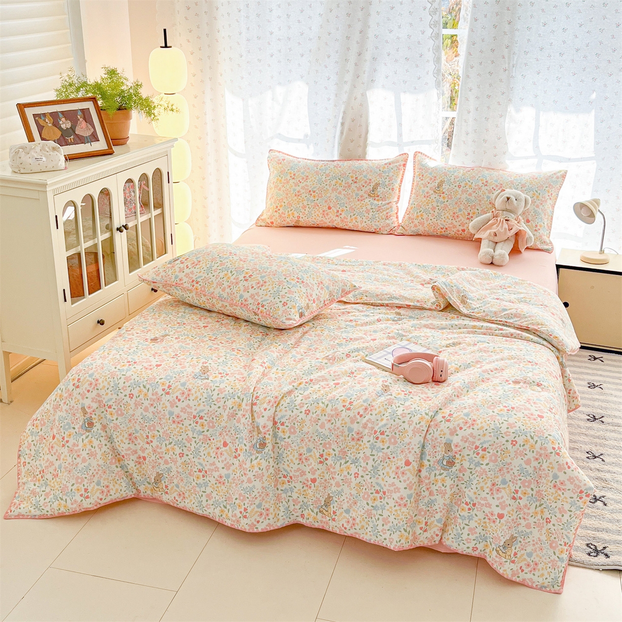 91家纺网 家纺一手货源 找家纺 盛秋家纺 2026新款三角针水洗棉贝壳边印花夏被系列 花园兔+奶油粉