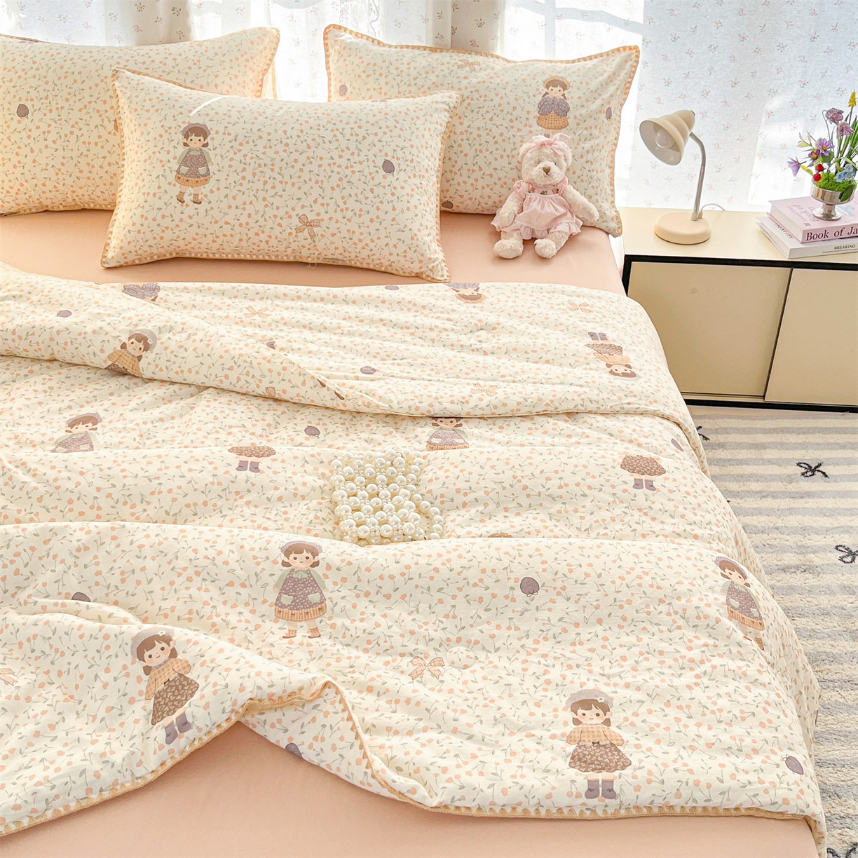 91家纺网 家纺一手货源 找家纺 盛秋家纺 2026新款三角针水洗棉贝壳边印花夏被系列 甜美女孩+奶茶