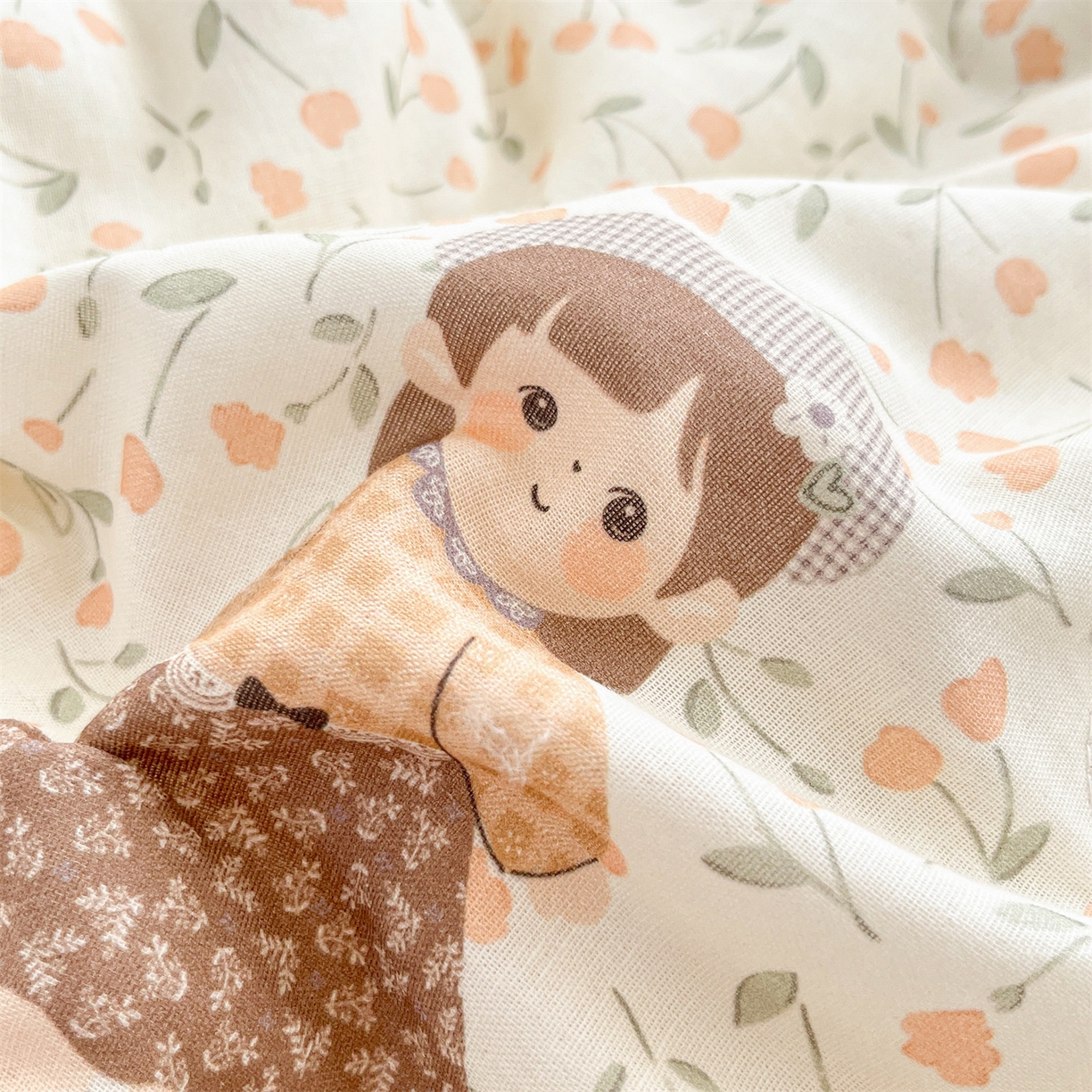 91家纺网 家纺一手货源 找家纺 盛秋家纺 2026新款三角针水洗棉贝壳边印花夏被系列 甜美女孩+奶茶