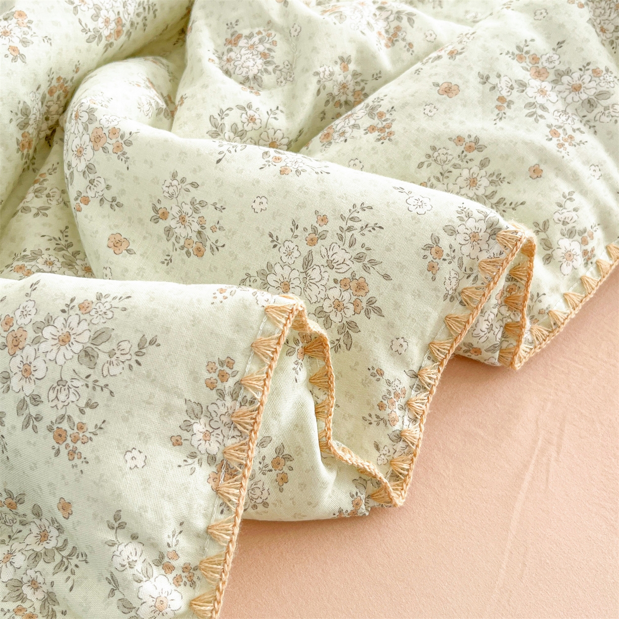 91家纺网 家纺一手货源 找家纺 盛秋家纺 2026新款三角针水洗棉贝壳边印花夏被系列 花梦里+奶茶