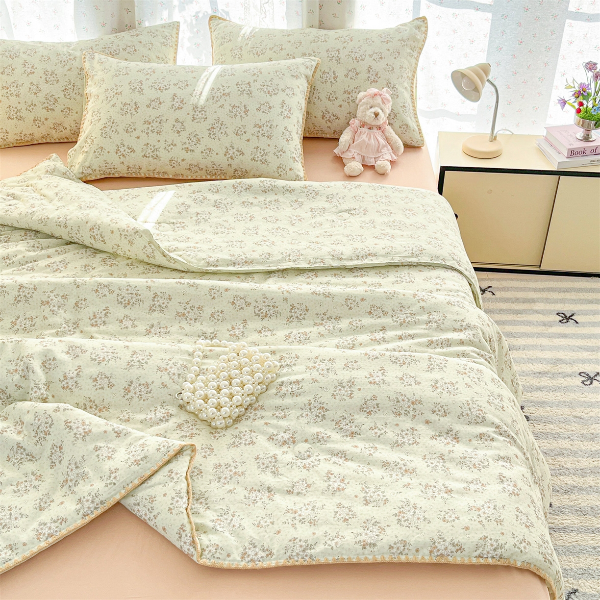 91家纺网 家纺一手货源 找家纺 盛秋家纺 2026新款三角针水洗棉贝壳边印花夏被系列 花梦里+奶茶