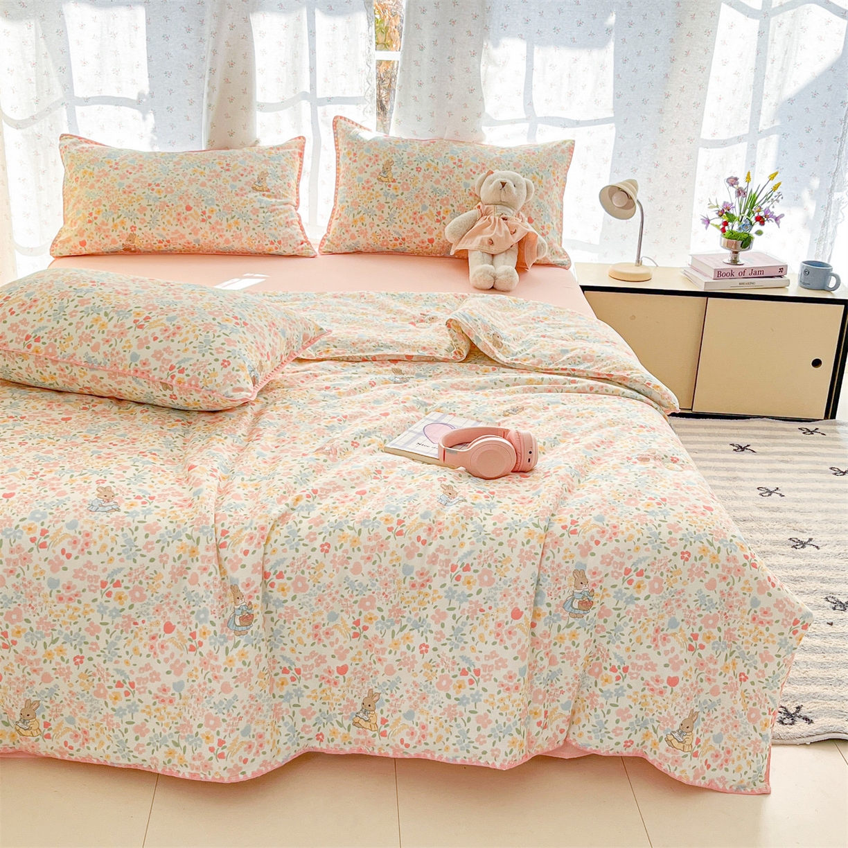 91家纺网 家纺一手货源 找家纺 盛秋家纺 2026新款三角针水洗棉贝壳边印花夏被系列 花园兔+奶油粉