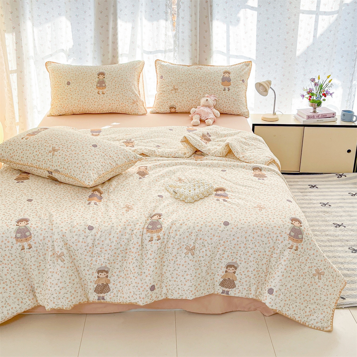 91家纺网 家纺一手货源 找家纺 盛秋家纺 2026新款三角针水洗棉贝壳边印花夏被系列 甜美女孩+奶茶