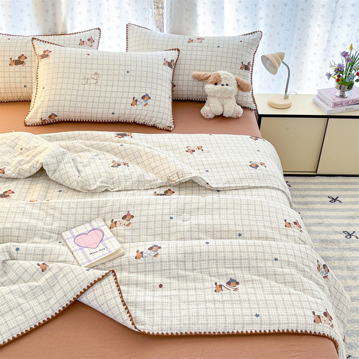 91家纺网 家纺一手货源 找家纺 盛秋家纺 2026新款三角针水洗棉贝壳边印花夏被系列 格子小狗+太妃糖