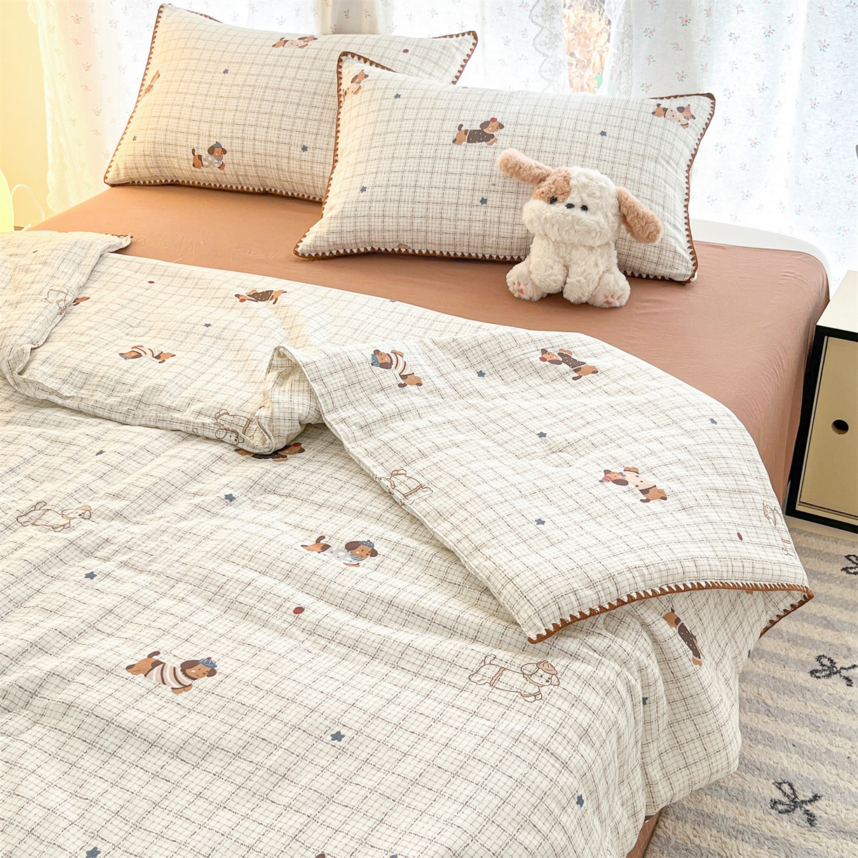 91家纺网 家纺一手货源 找家纺 盛秋家纺 2026新款三角针水洗棉贝壳边印花夏被系列 格子小狗+太妃糖