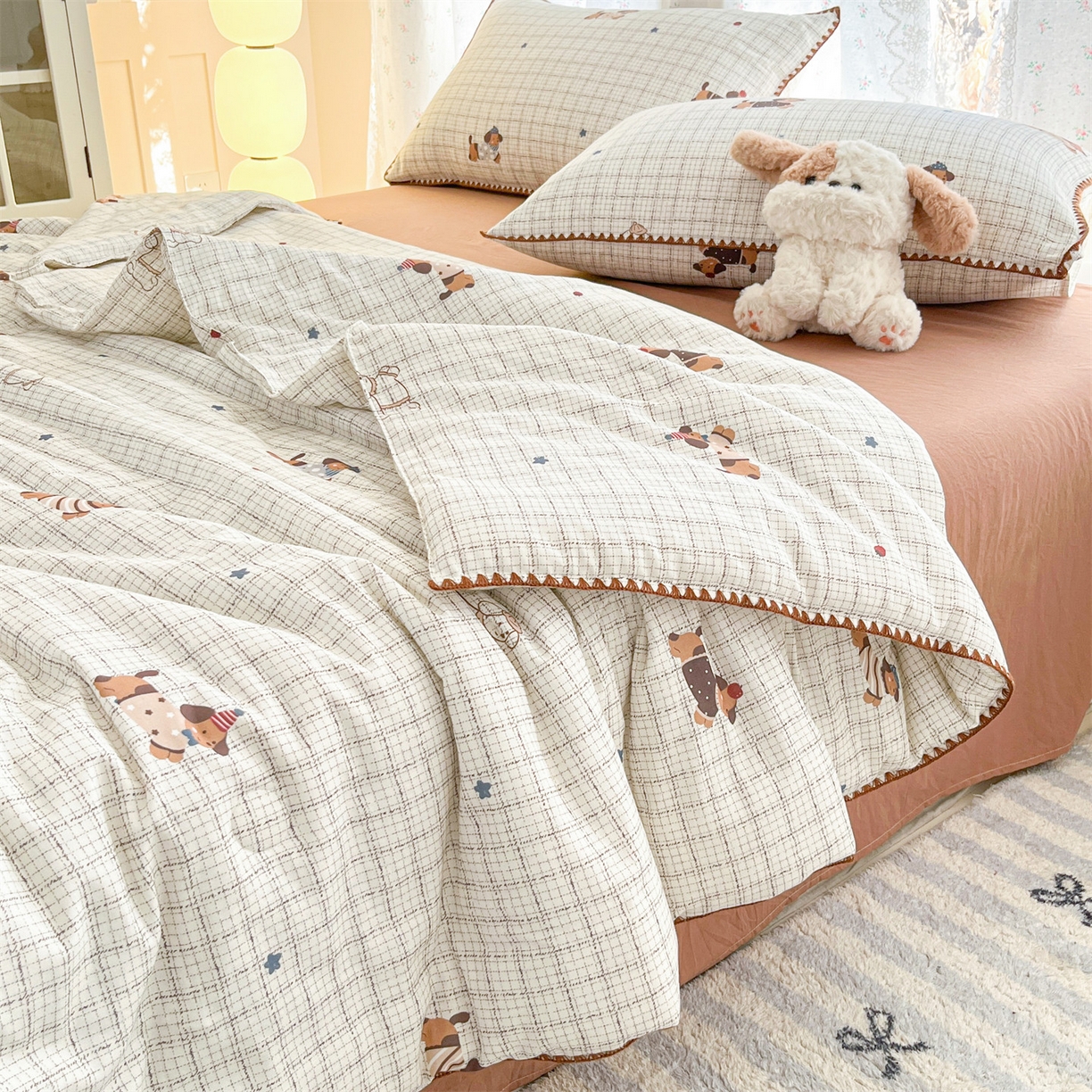 91家纺网 家纺一手货源 找家纺 盛秋家纺 2026新款三角针水洗棉贝壳边印花夏被系列 格子小狗+太妃糖