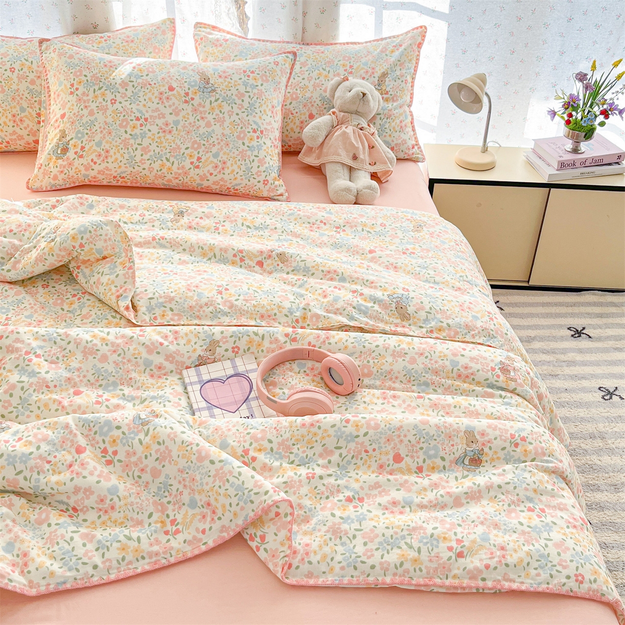 91家纺网 家纺一手货源 找家纺 盛秋家纺 2026新款三角针水洗棉贝壳边印花夏被系列 花园兔+奶油粉