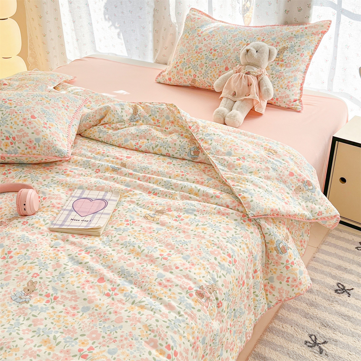 91家纺网 家纺一手货源 找家纺 盛秋家纺 2026新款三角针水洗棉贝壳边印花夏被系列 花园兔+奶油粉