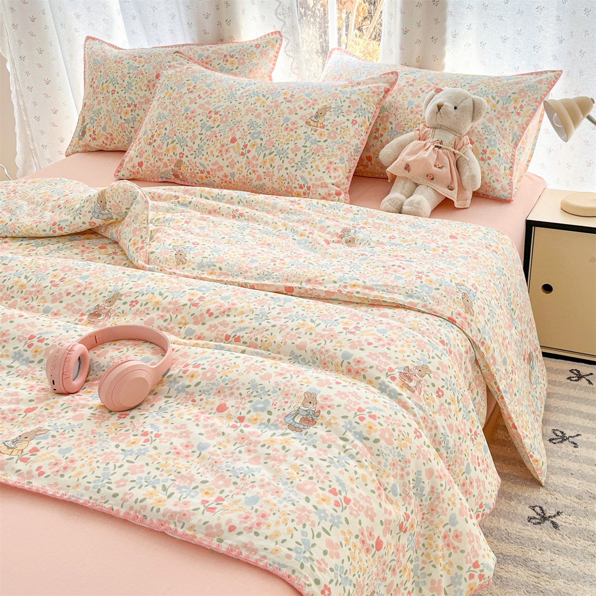 91家纺网 家纺一手货源 找家纺 盛秋家纺 2026新款三角针水洗棉贝壳边印花夏被系列 花园兔+奶油粉