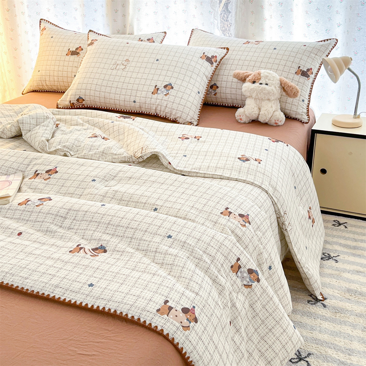 91家纺网 家纺一手货源 找家纺 盛秋家纺 2026新款三角针水洗棉贝壳边印花夏被系列 格子小狗+太妃糖