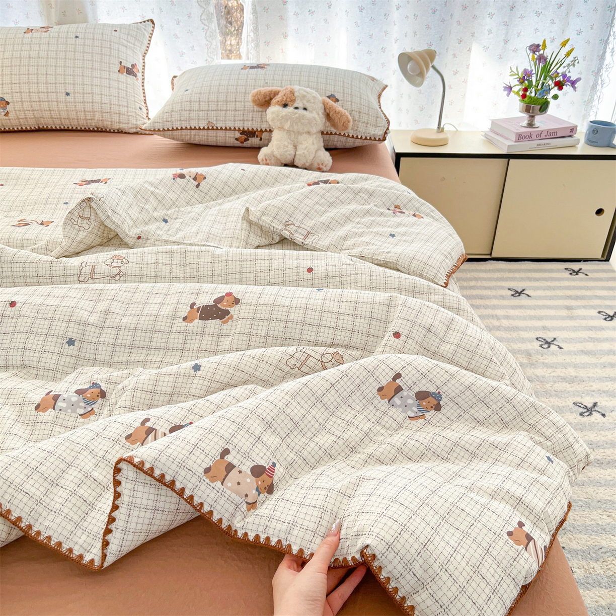 91家纺网 家纺一手货源 找家纺 盛秋家纺 2026新款三角针水洗棉贝壳边印花夏被系列 格子小狗+太妃糖