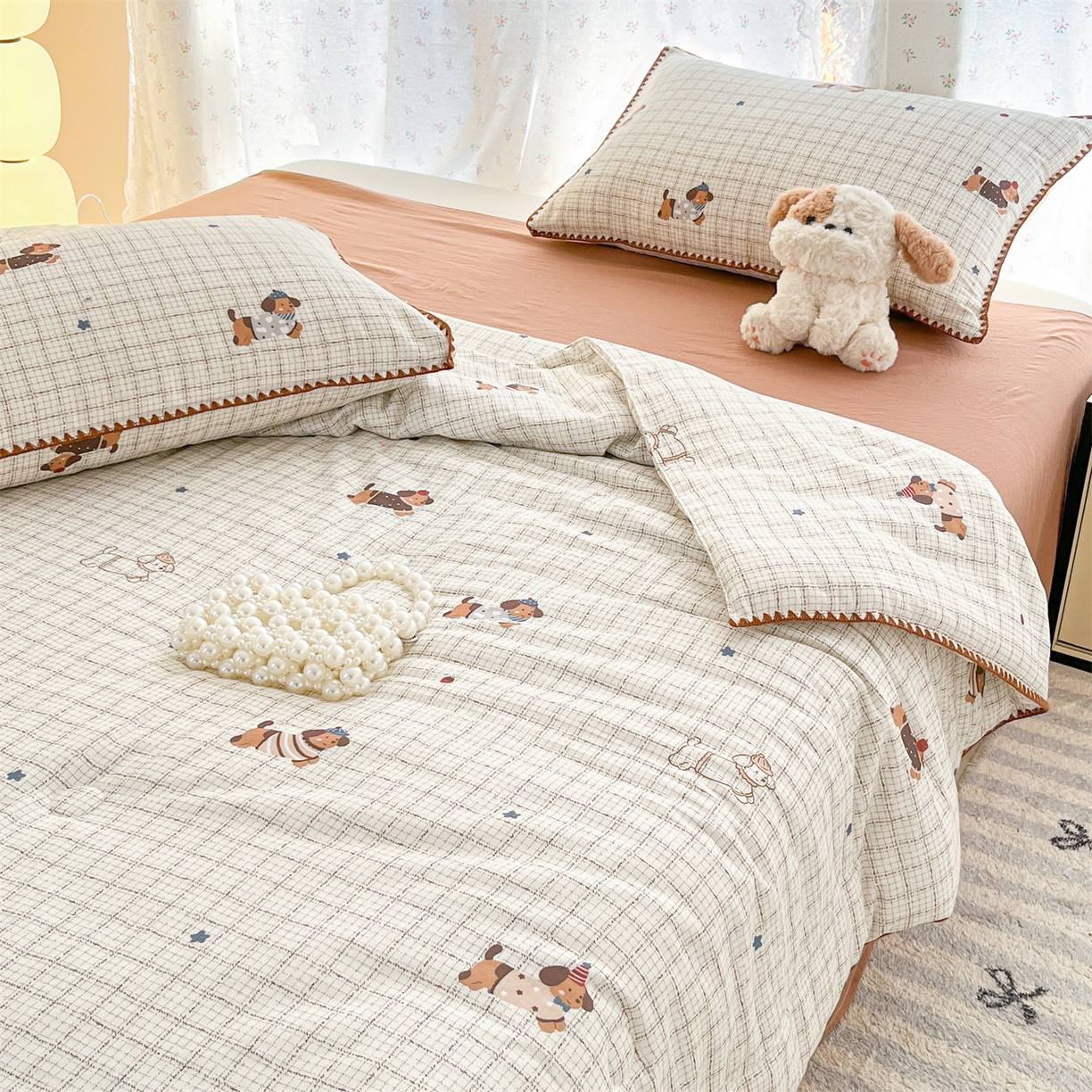 91家纺网 家纺一手货源 找家纺 盛秋家纺 2026新款三角针水洗棉贝壳边印花夏被系列 格子小狗+太妃糖