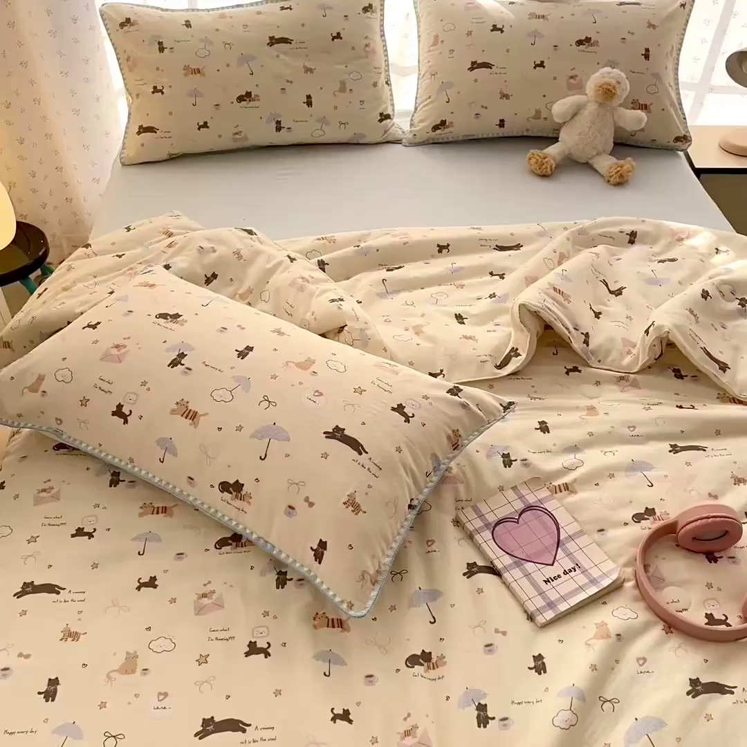 91家纺网 家纺一手货源 找家纺 盛秋家纺 2026新款三角针水洗棉贝壳边印花夏被系列 满山猫+天空蓝