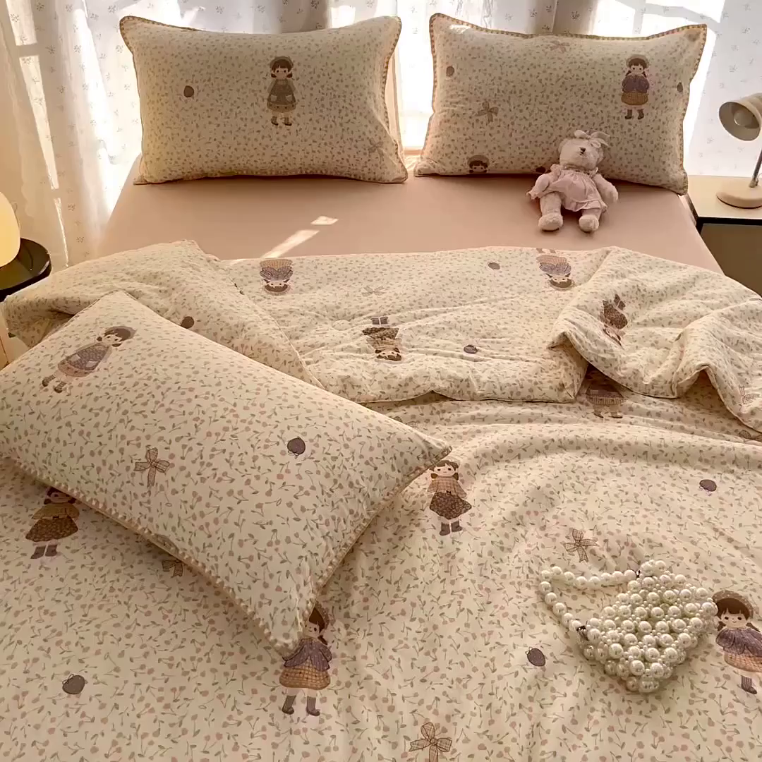 91家纺网 家纺一手货源 找家纺 盛秋家纺 2026新款三角针水洗棉贝壳边印花夏被系列 甜美女孩+奶茶