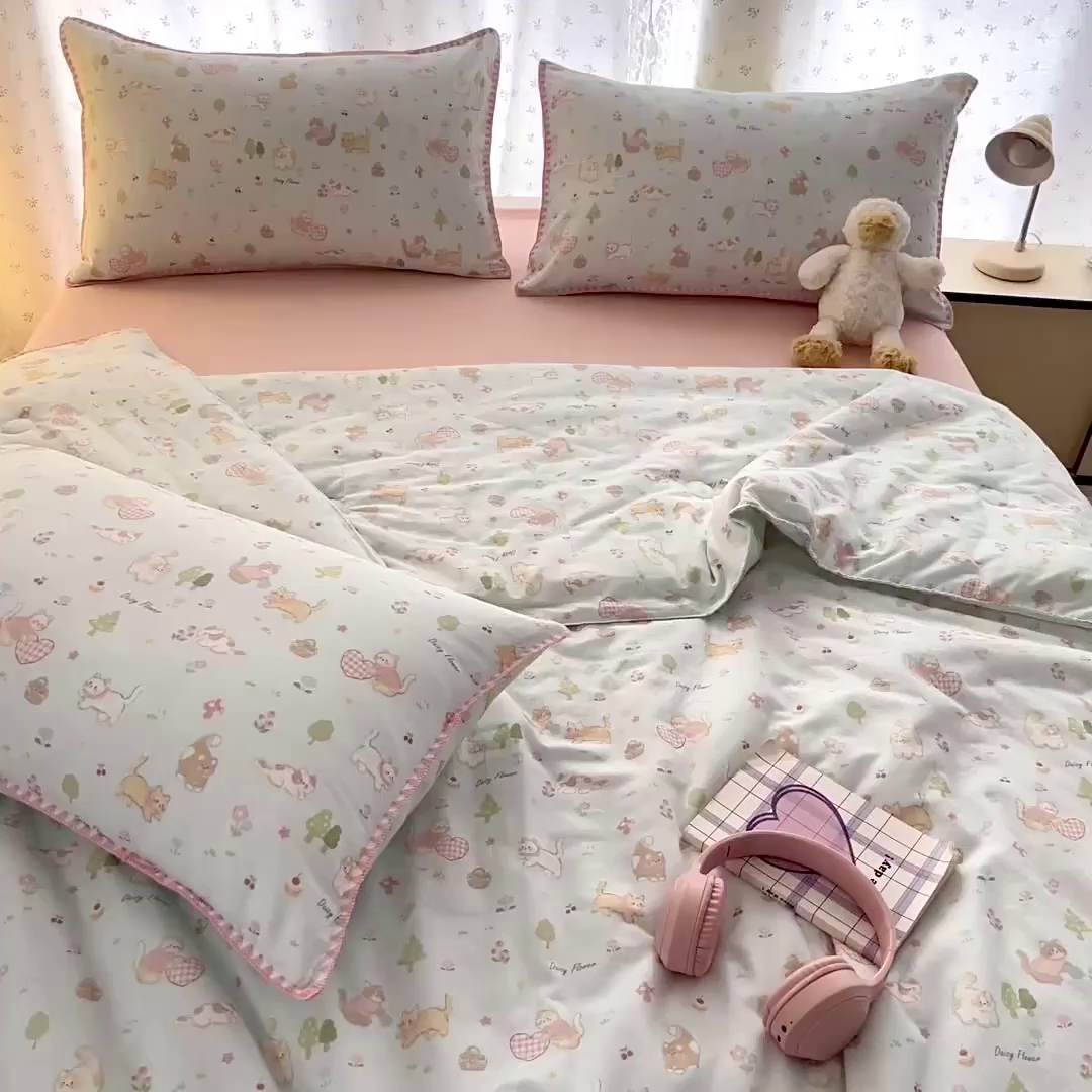 91家纺网 家纺一手货源 找家纺 盛秋家纺 2026新款三角针水洗棉贝壳边印花夏被系列 猫咪乐园+奶油粉