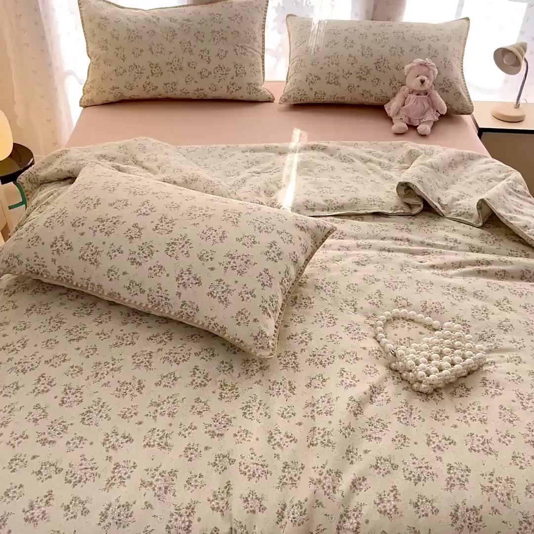 91家纺网 家纺一手货源 找家纺 盛秋家纺 2026新款三角针水洗棉贝壳边印花夏被系列 花梦里+奶茶