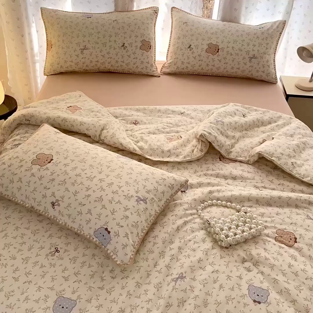 91家纺网 家纺一手货源 找家纺 盛秋家纺 2026新款三角针水洗棉贝壳边印花夏被系列 花曼熊仔米+奶茶