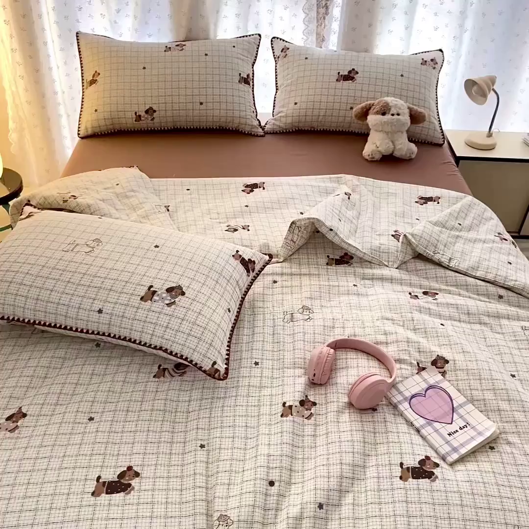 91家纺网 家纺一手货源 找家纺 盛秋家纺 2026新款三角针水洗棉贝壳边印花夏被系列 格子小狗+太妃糖