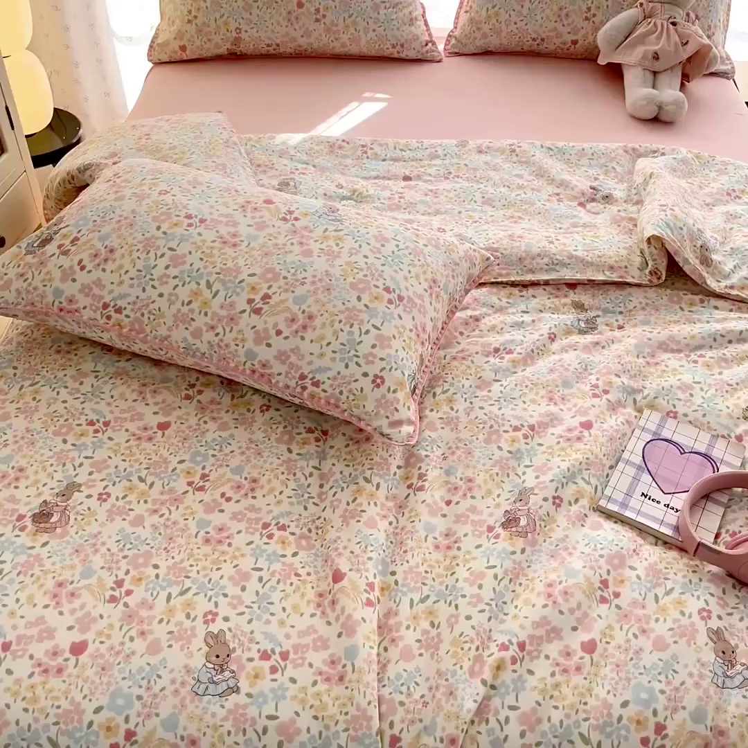 91家纺网 家纺一手货源 找家纺 盛秋家纺 2026新款三角针水洗棉贝壳边印花夏被系列 花园兔+奶油粉