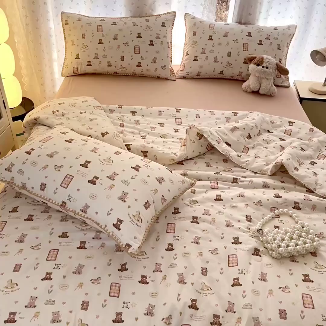 91家纺网 家纺一手货源 找家纺 盛秋家纺 2026新款三角针水洗棉贝壳边印花夏被系列 治愈小熊+奶茶