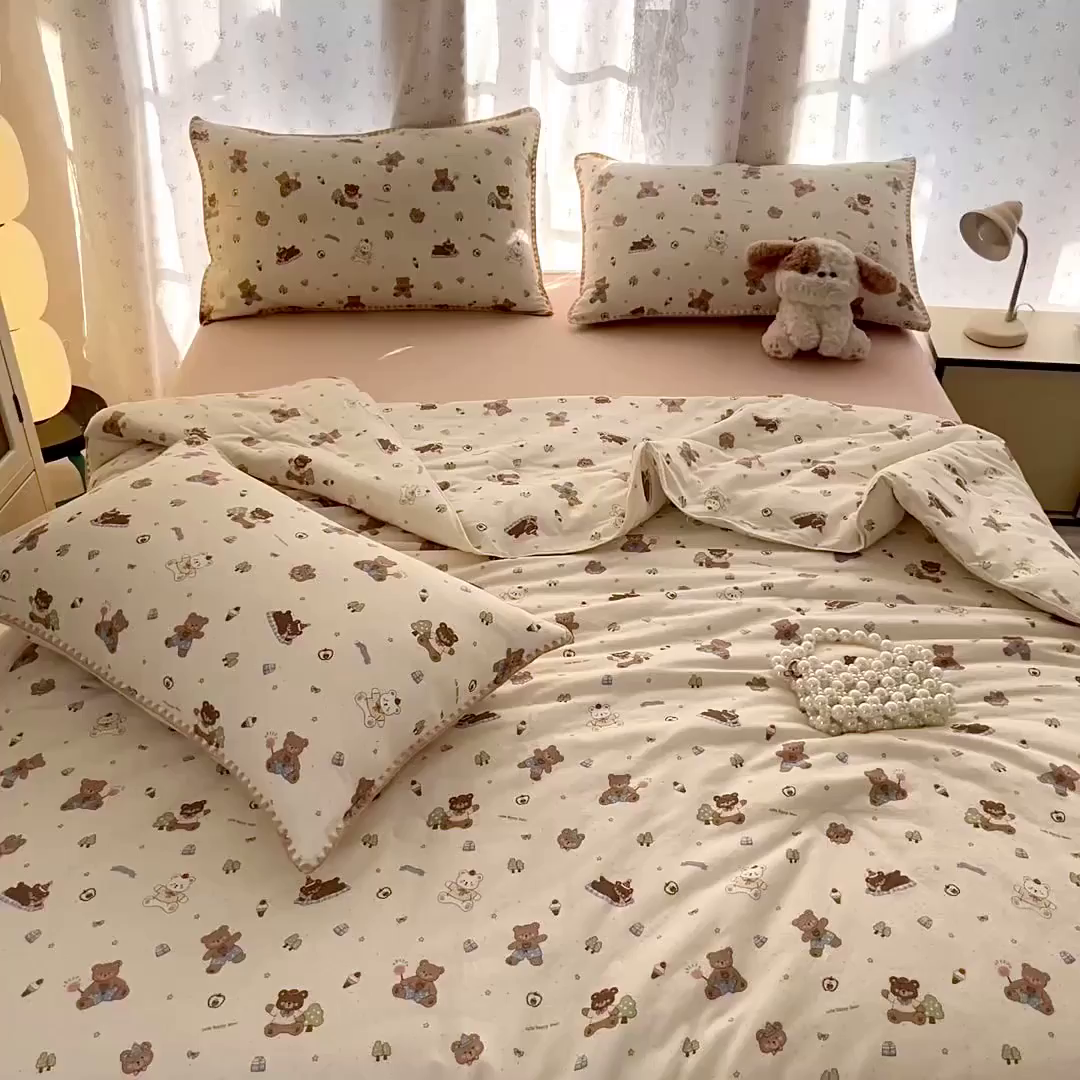 91家纺网 家纺一手货源 找家纺 盛秋家纺 2026新款三角针水洗棉贝壳边印花夏被系列 熊熊乐园+奶茶