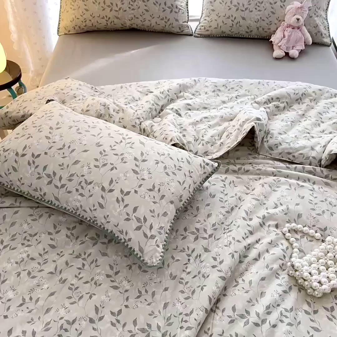 91家纺网 家纺一手货源 找家纺 盛秋家纺 2026新款三角针水洗棉贝壳边印花夏被系列 澳白+明灰