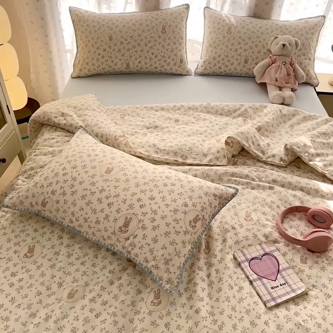 91家纺网 家纺一手货源 找家纺 盛秋家纺 2026新款三角针水洗棉贝壳边印花夏被系列 安妮小兔+天空蓝