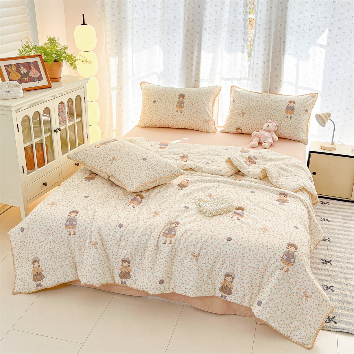 91家纺网 家纺一手货源 找家纺 盛秋家纺 2026新款三角针水洗棉贝壳边印花夏被系列 甜美女孩+奶茶